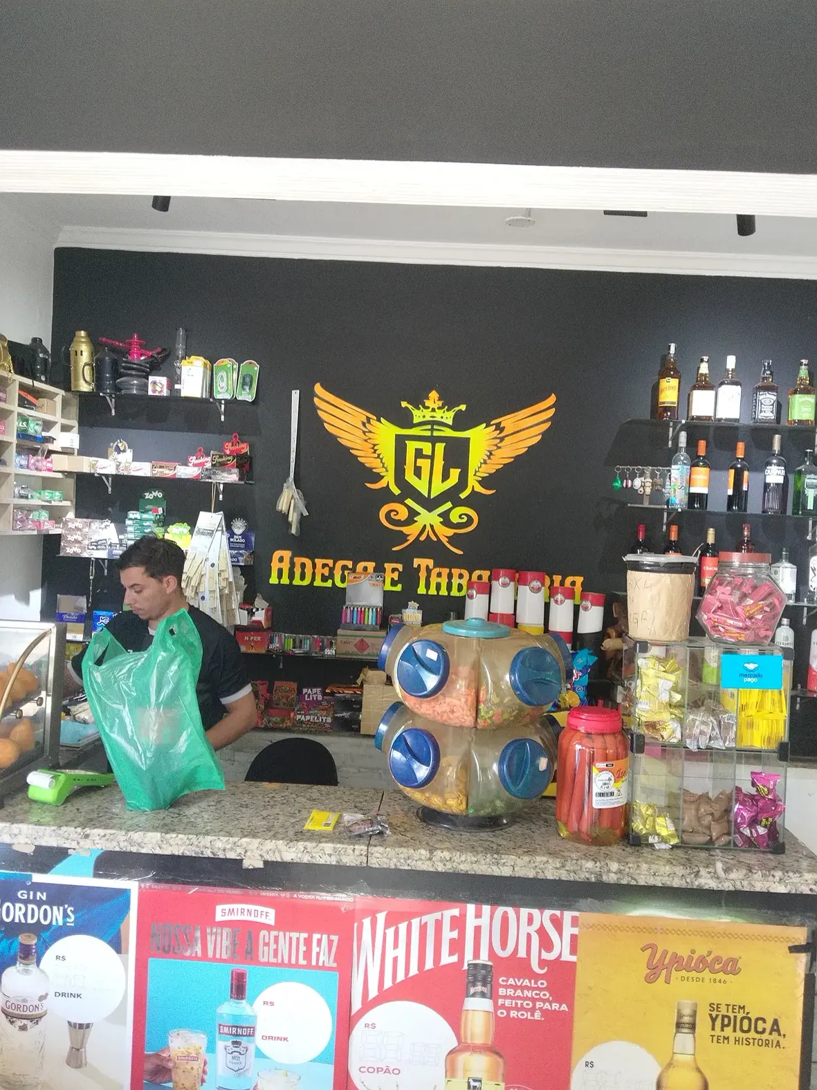 Balcão de atendimento com produtos expostos