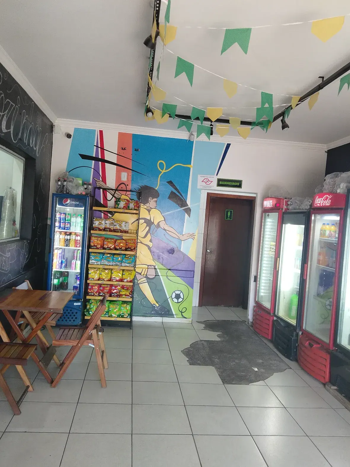 Corredor interno da loja com produtos
